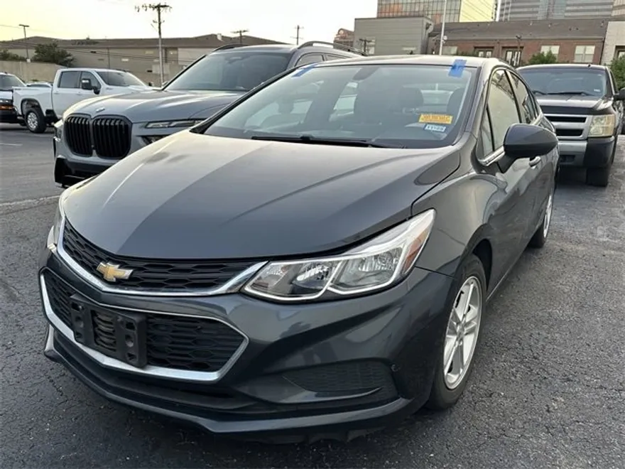 2018 Chevrolet Cruze LT photo 1