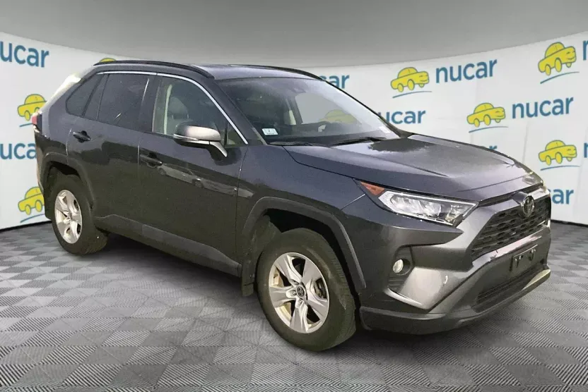 2021 Toyota RAV4 XLE photo 1