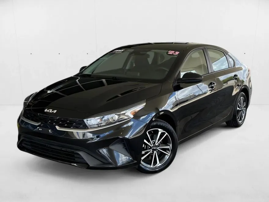 2023 Kia Forte LXS photo 1