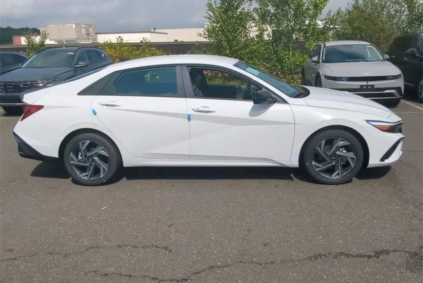 2025 Hyundai Elantra SEL Sport photo 1
