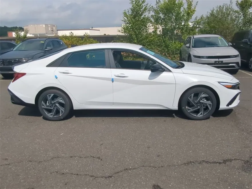 2025 Hyundai Elantra SEL Sport photo 1