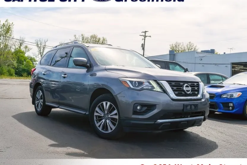 2017 Nissan Pathfinder SL photo 1