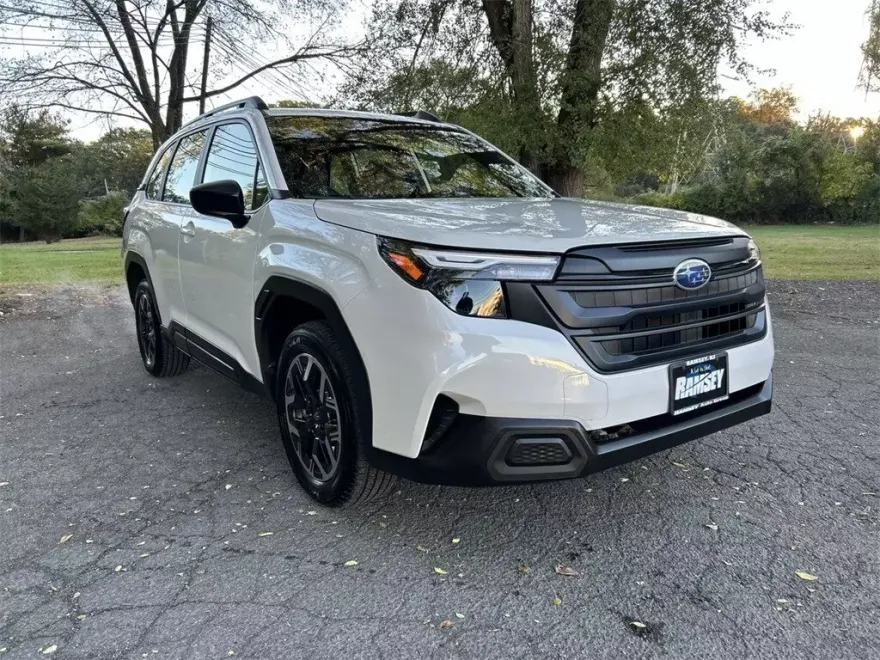 2025 Subaru Forester Base photo 1