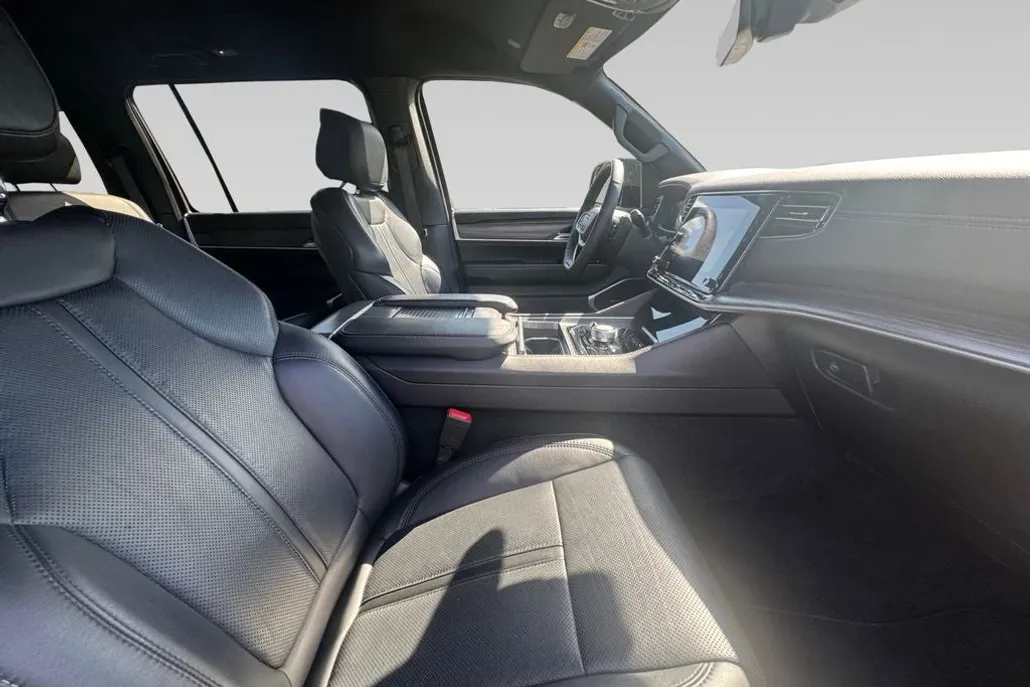 2023 Jeep Wagoneer L Series III photo 1