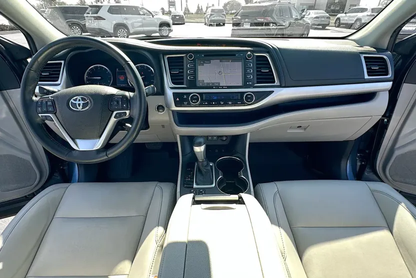2019 Toyota Highlander XLE photo 1