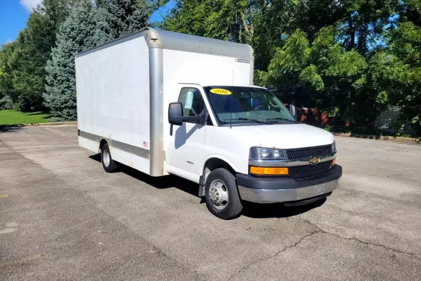 2016 Chevrolet Express Cutaway photo 1