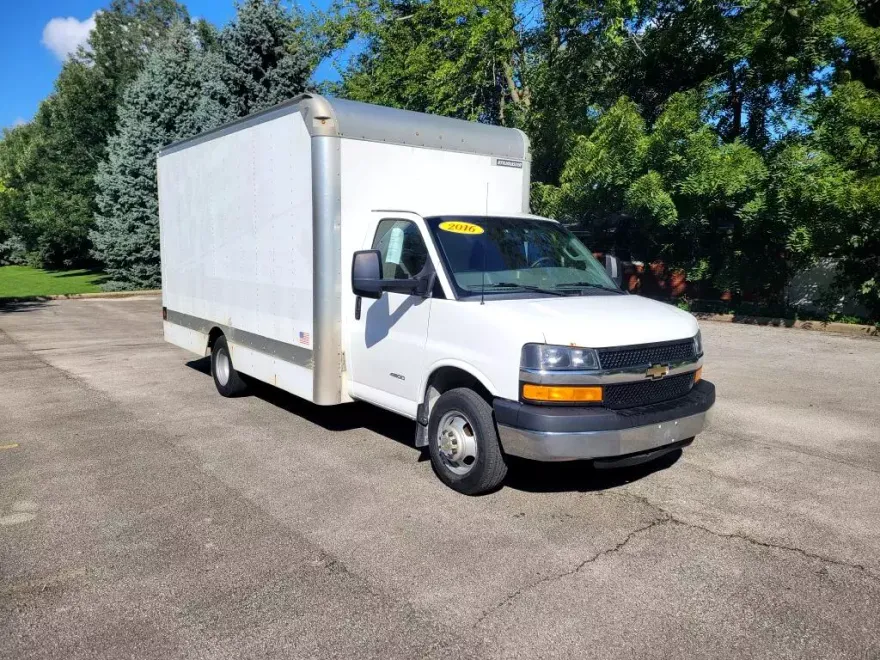 2016 Chevrolet Express Cutaway photo 1