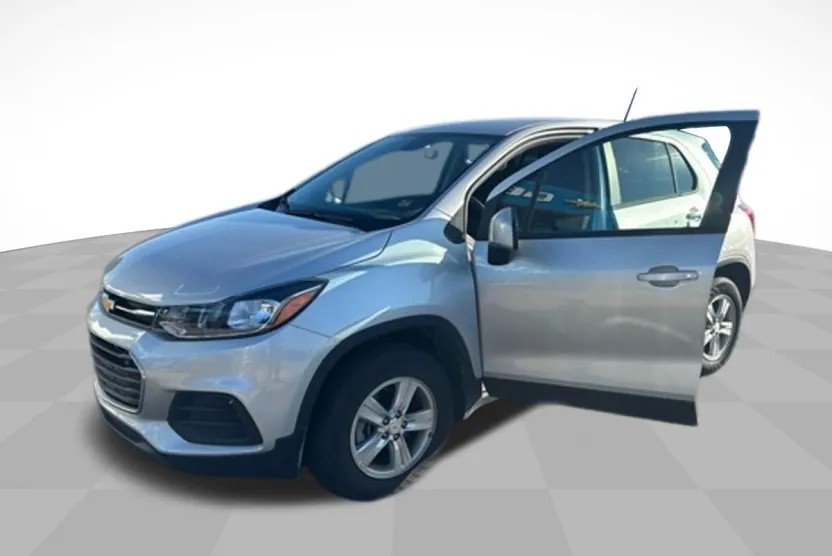 2022 Chevrolet Trax LS photo 1