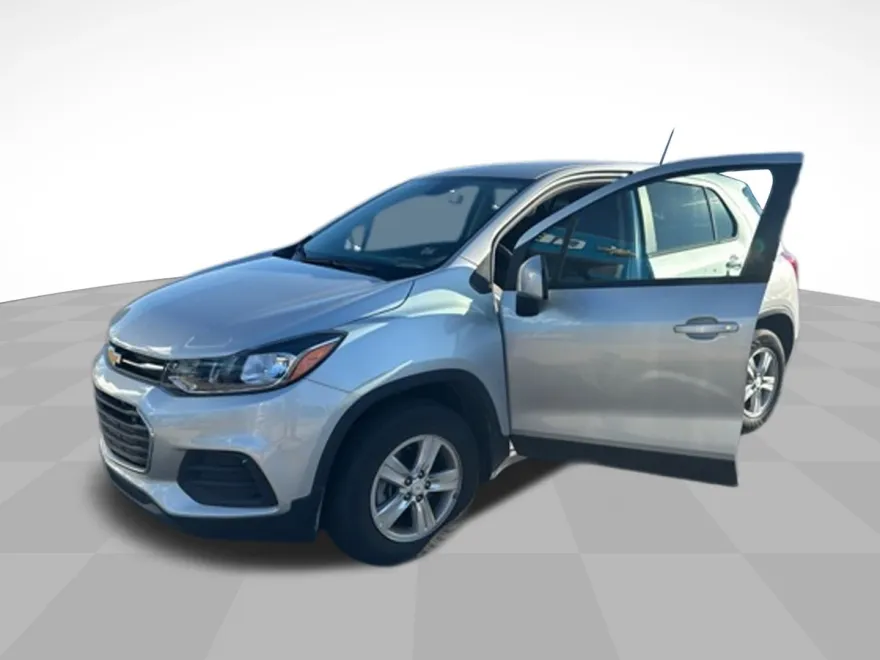 2022 Chevrolet Trax LS photo 1