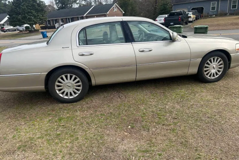 2004 Lincoln Town Car Executive Signature photo 1