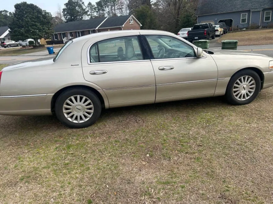 2004 Lincoln Town Car Executive Signature photo 1