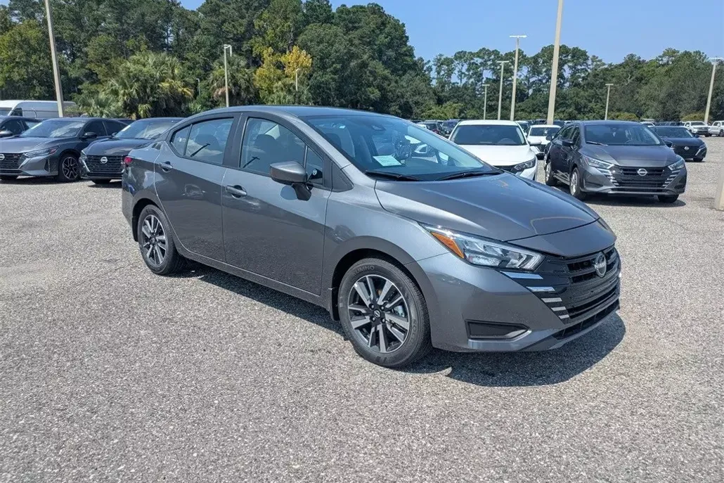 2025 Nissan Versa 1.6 SV photo 1