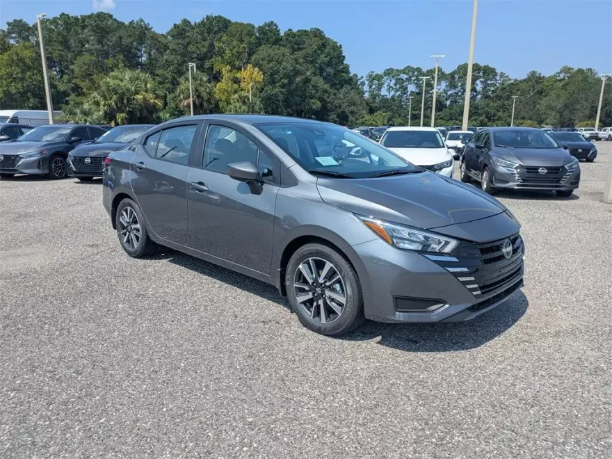 2025 Nissan Versa 1.6 SV photo 1