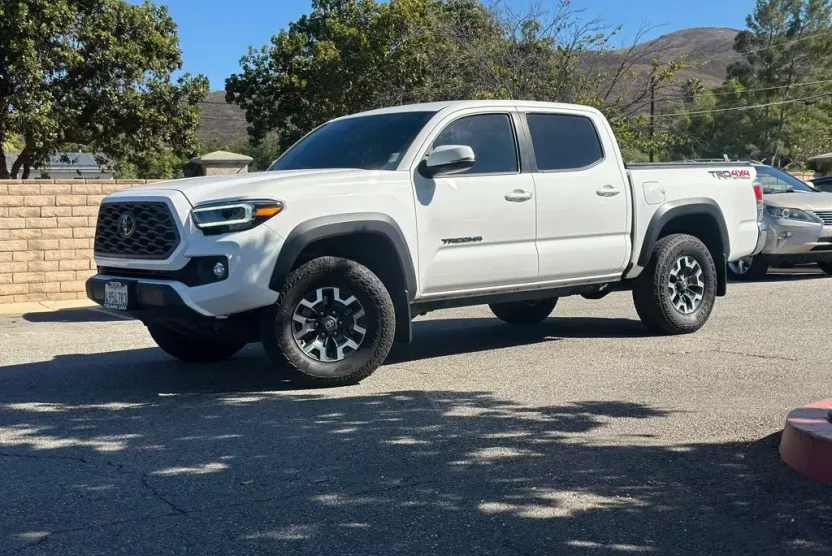 2023 Toyota Tacoma TRD Off-Road V6 photo 1