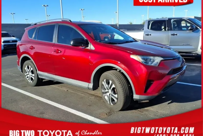 2018 Toyota RAV4 LE photo 1