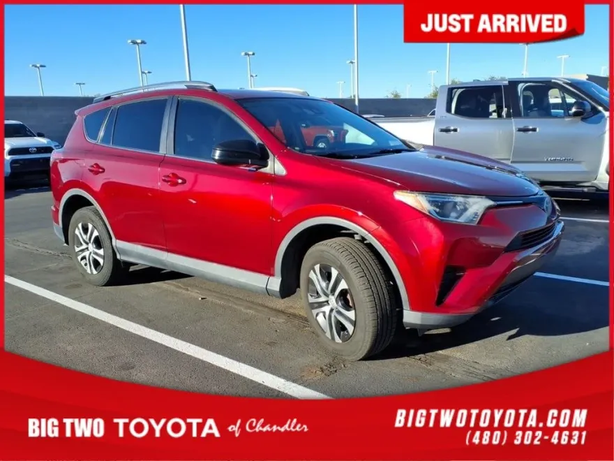 2018 Toyota RAV4 LE photo 1