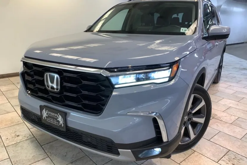 2023 Honda Pilot Touring photo 1