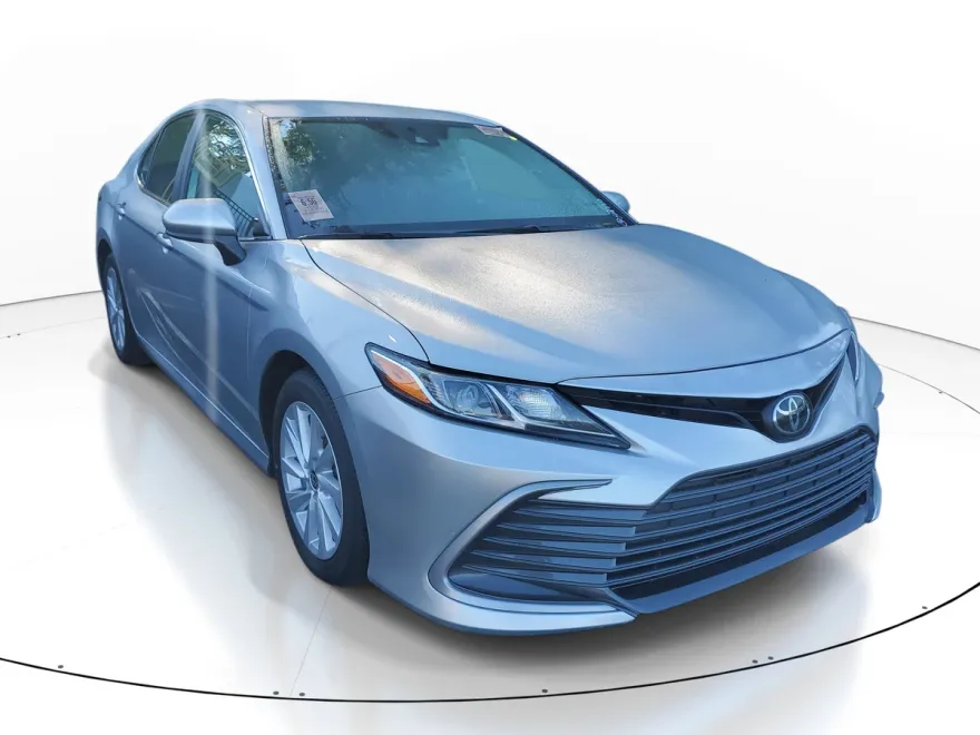 2022 Toyota Camry LE photo 1