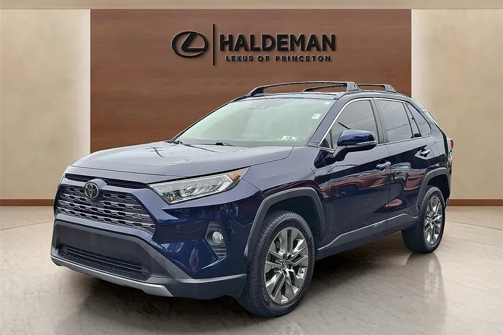 2019 Toyota RAV4 Limited photo 1