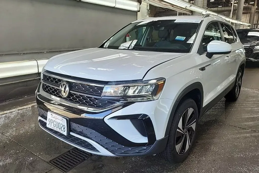 2024 Volkswagen Taos SE photo 1