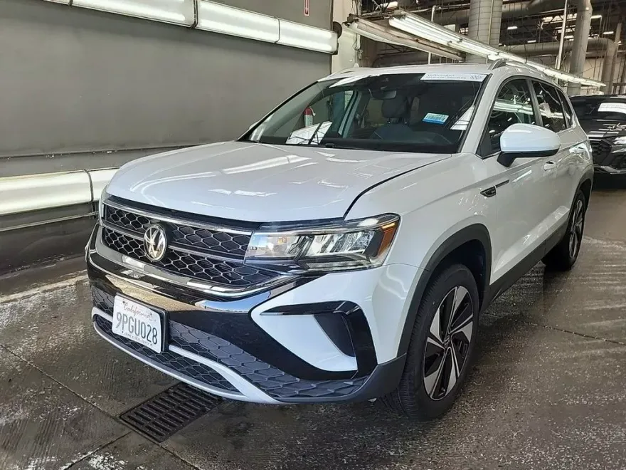 2024 Volkswagen Taos SE photo 1