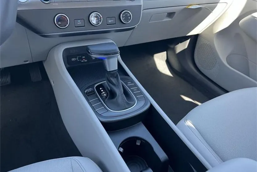 2026 Hyundai Kona SE photo 1