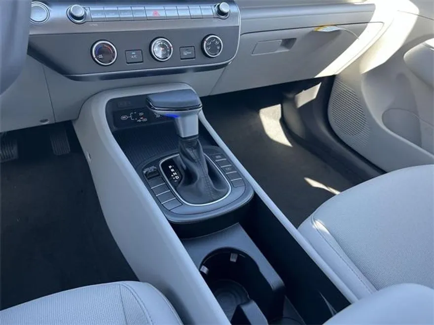 2026 Hyundai Kona SE photo 1