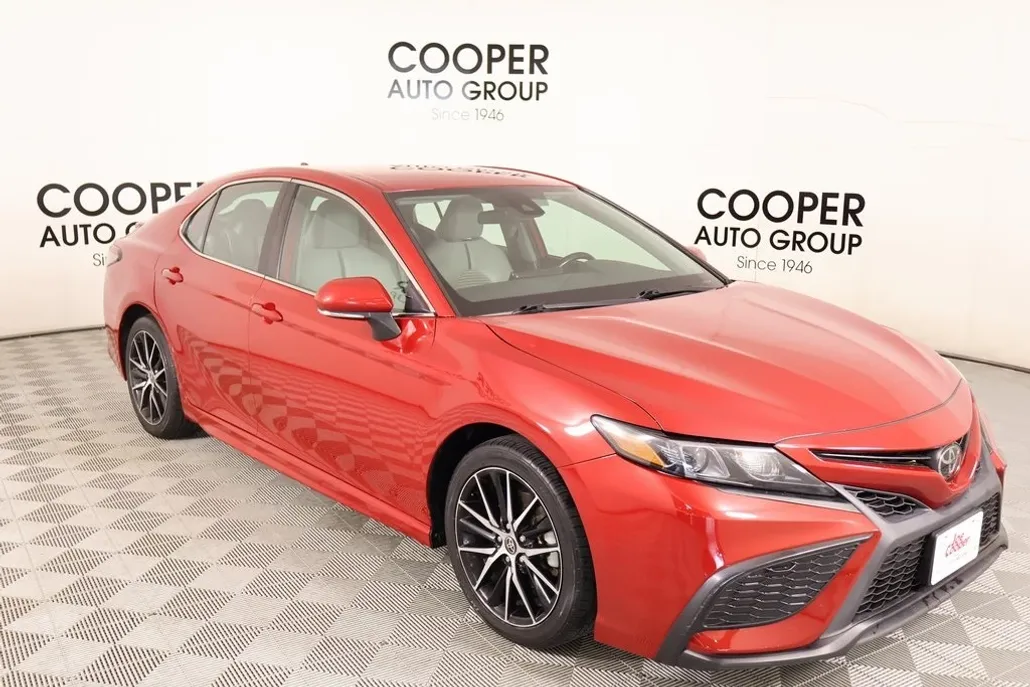 2022 Toyota Camry SE photo 1