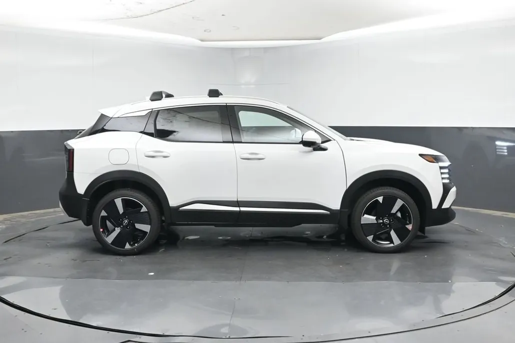 2025 Nissan Kicks SR photo 1
