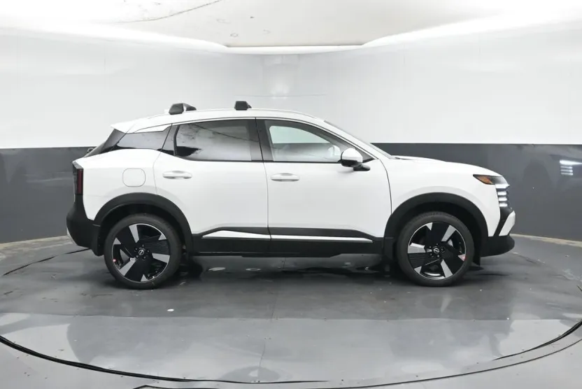 2025 Nissan Kicks SR photo 1