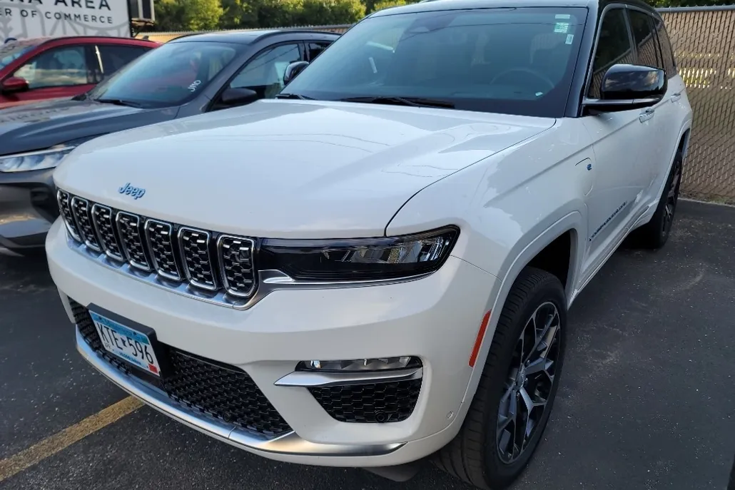 2022 Jeep Cherokee Summit 4xe photo 1
