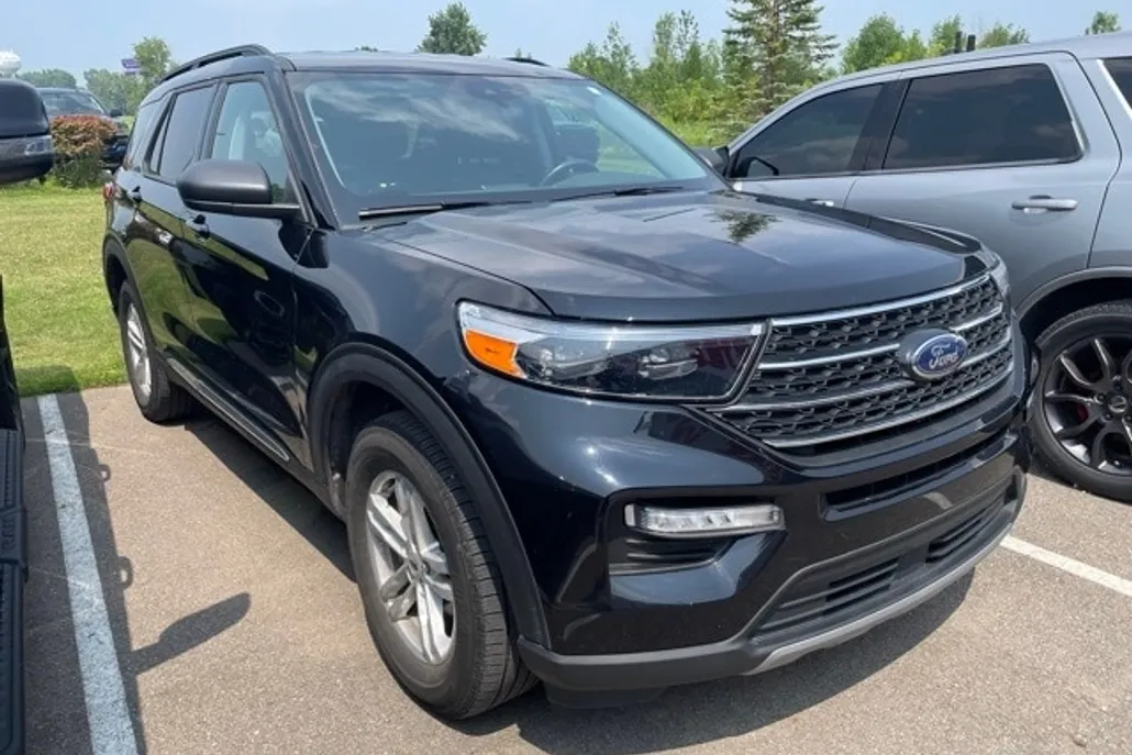 2023 Ford Explorer XLT photo 1