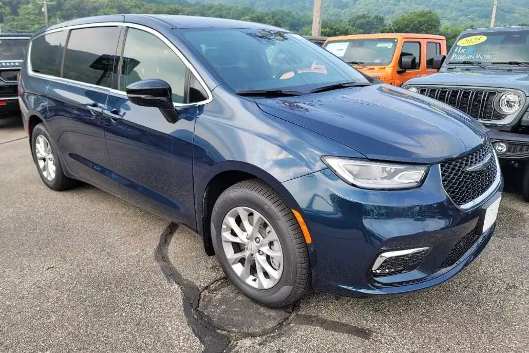 2025 Chrysler Pacifica photo 1