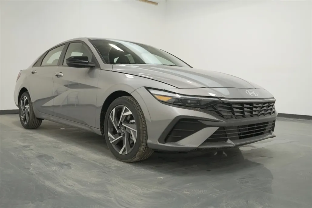 2025 Hyundai Elantra SEL Sport photo 1