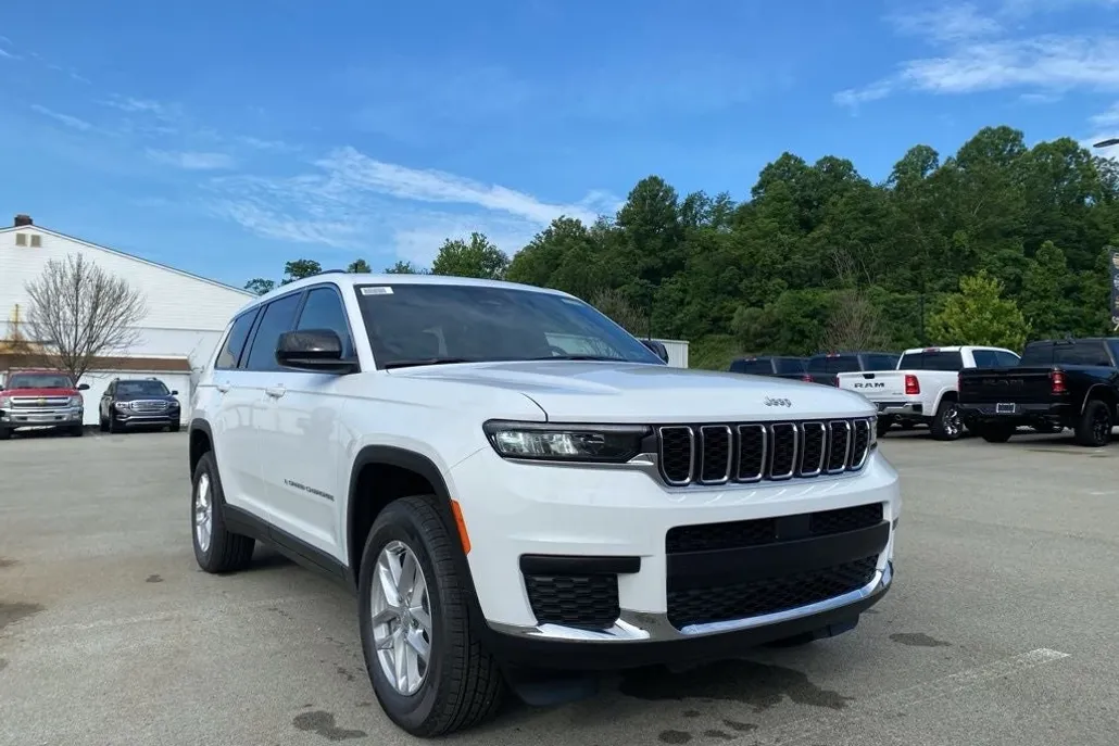 2025 Jeep Grand Cherokee Laredo photo 1