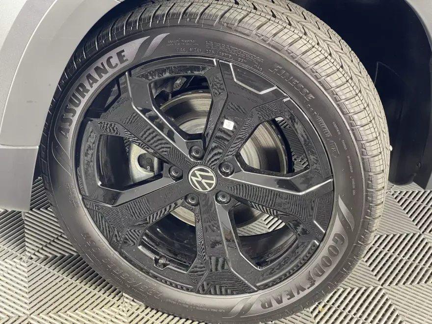2025 Volkswagen Taos SEL photo 1