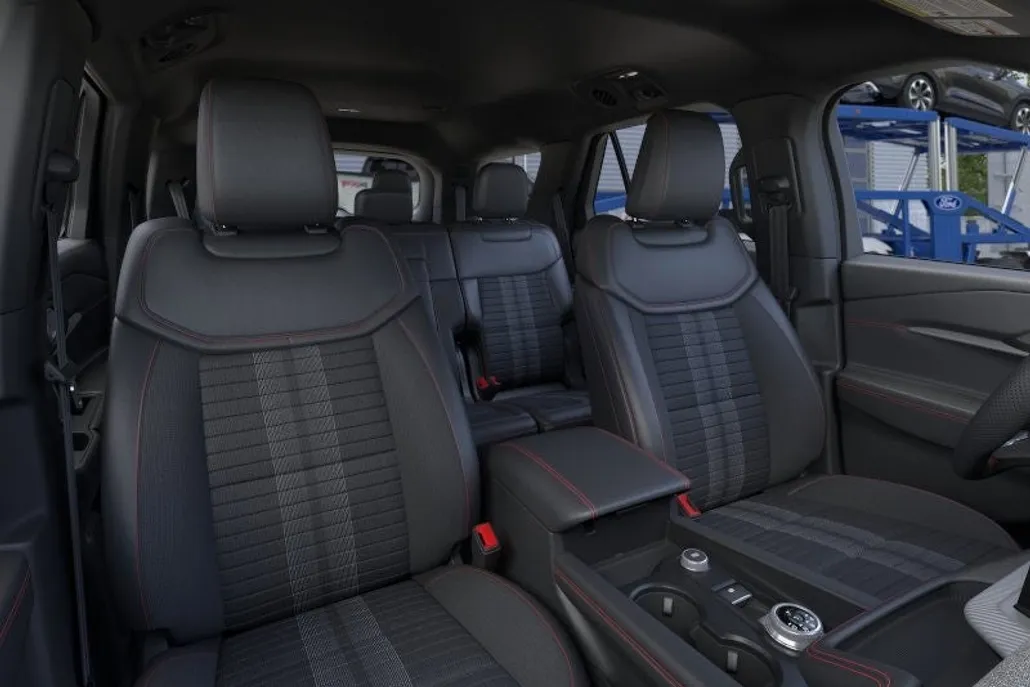 2025 Ford Explorer ST-Line photo 1