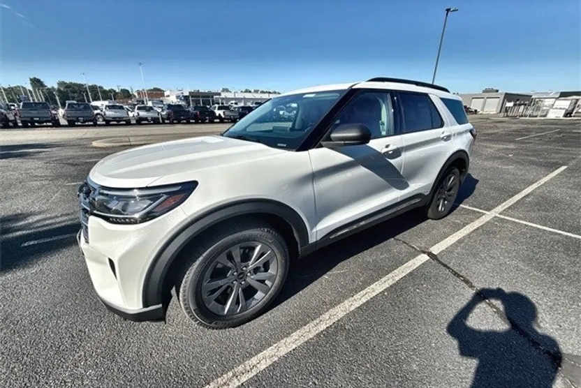 2025 Ford Explorer photo 1