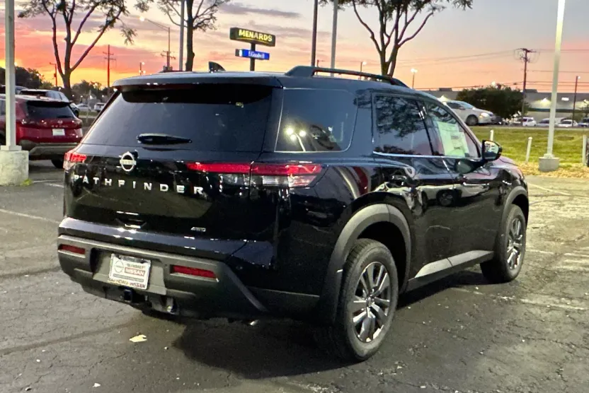 2025 Nissan Pathfinder SV photo 1