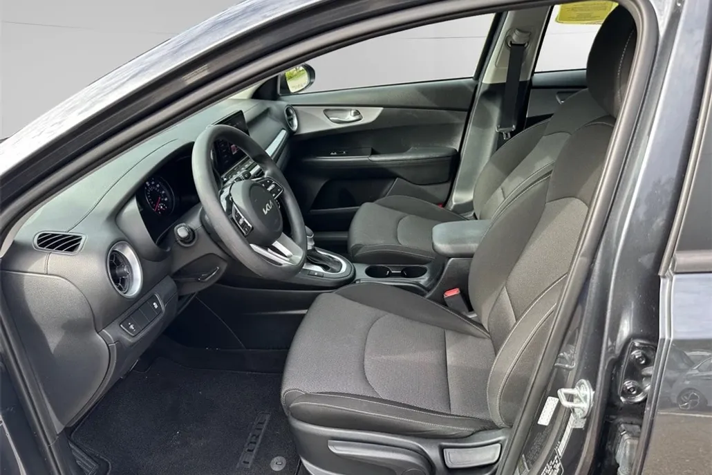 2023 Kia Forte LXS photo 1