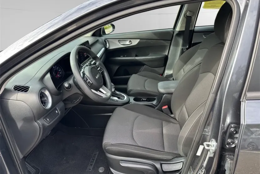 2023 Kia Forte LXS photo 1
