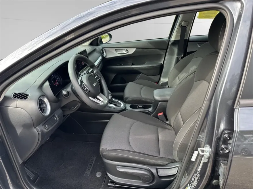 2023 Kia Forte LXS photo 1