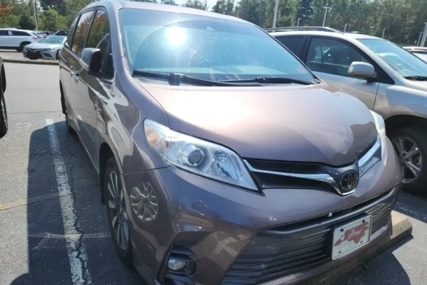2018 Toyota Sienna XLE photo 1