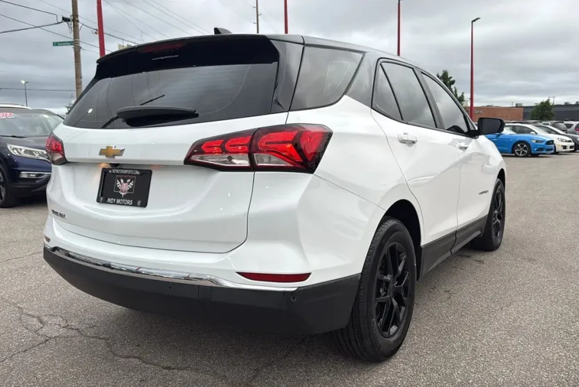 2023 Chevrolet Equinox LS photo 1