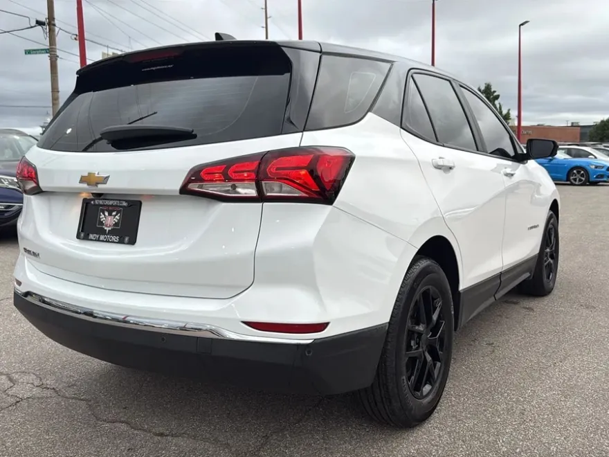 2023 Chevrolet Equinox LS photo 1