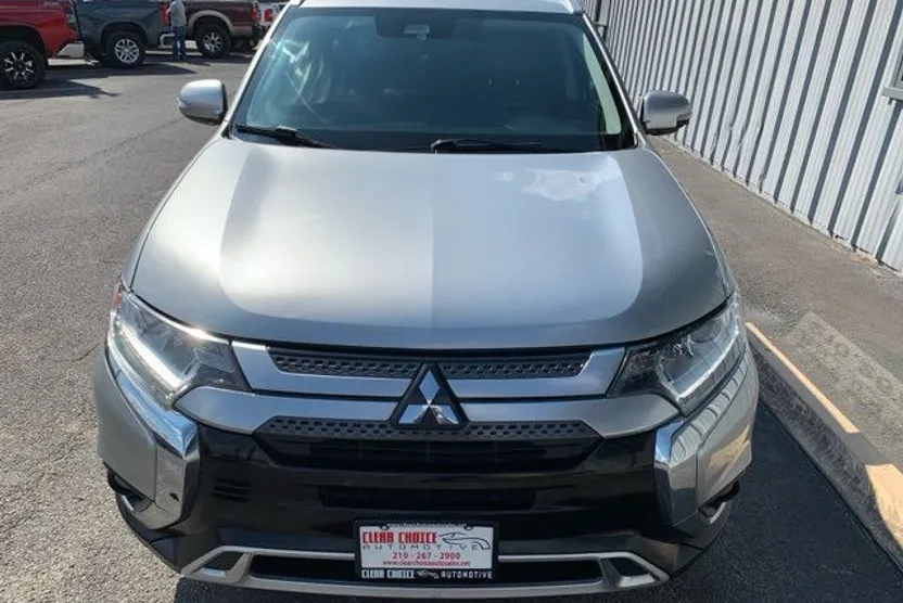2020 Mitsubishi Outlander SE photo 1