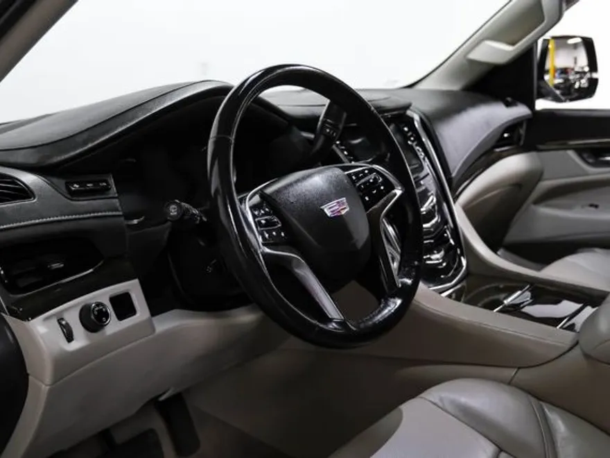 2019 Cadillac Escalade ESV Luxury photo 3