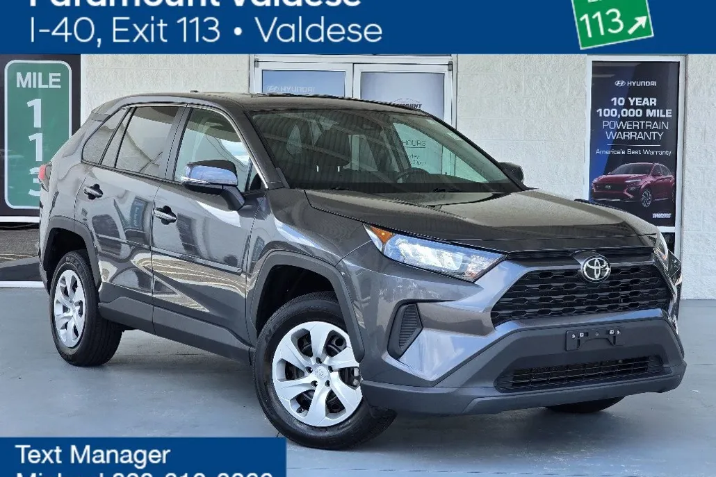 2022 Toyota RAV4 LE photo 1