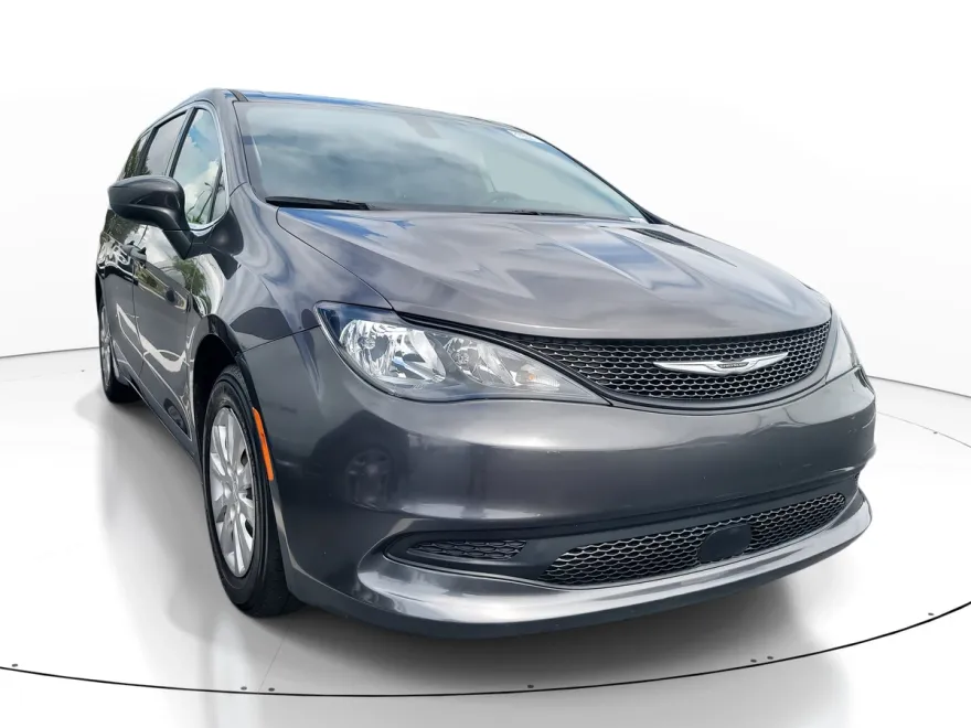 2021 Chrysler Voyager L photo 1