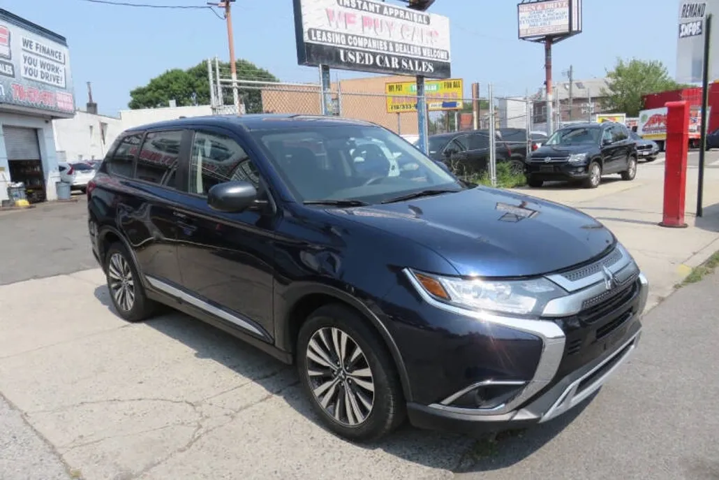 2020 Mitsubishi Outlander ES photo 1
